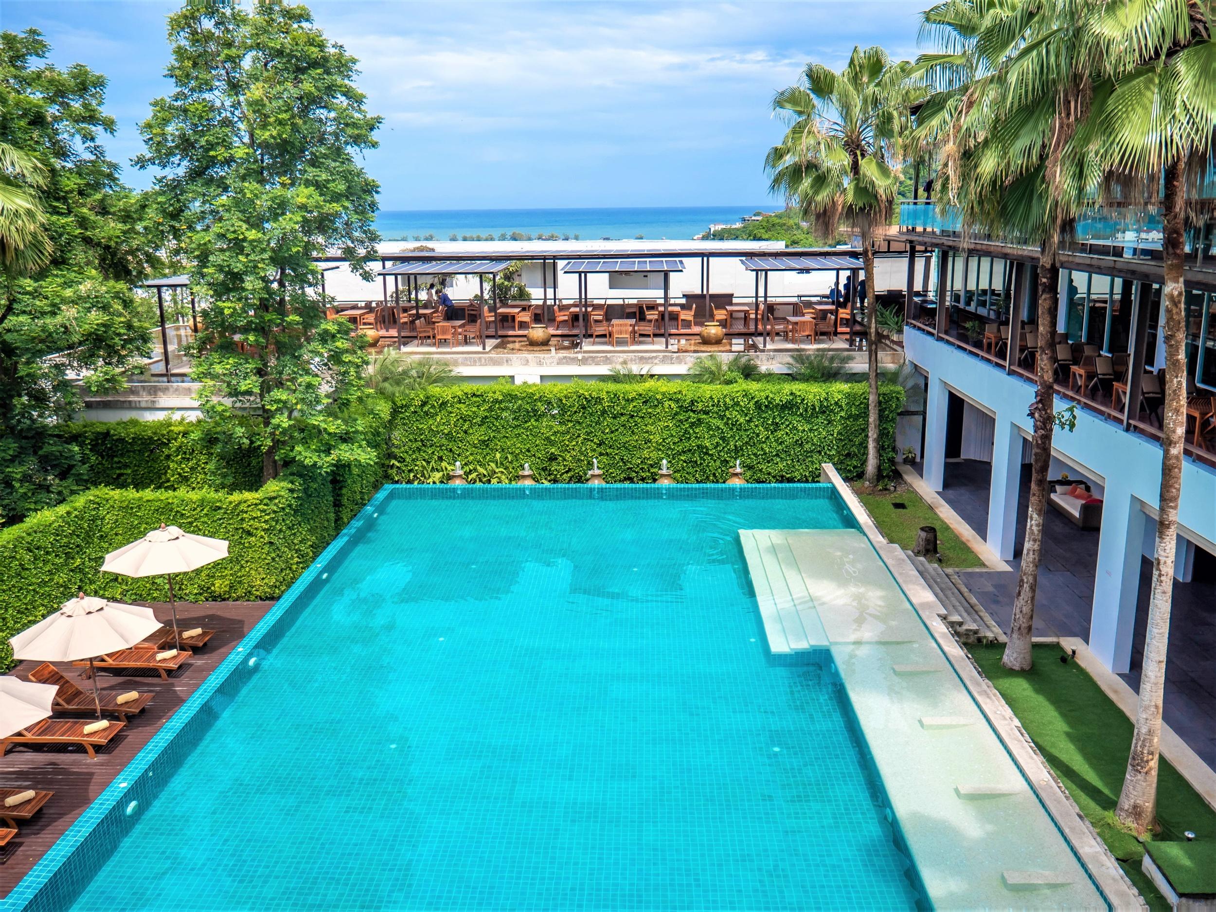 Wyndham Sea Pearl Resort, Phuket Patong Exterior foto The swimming pool at the hotel