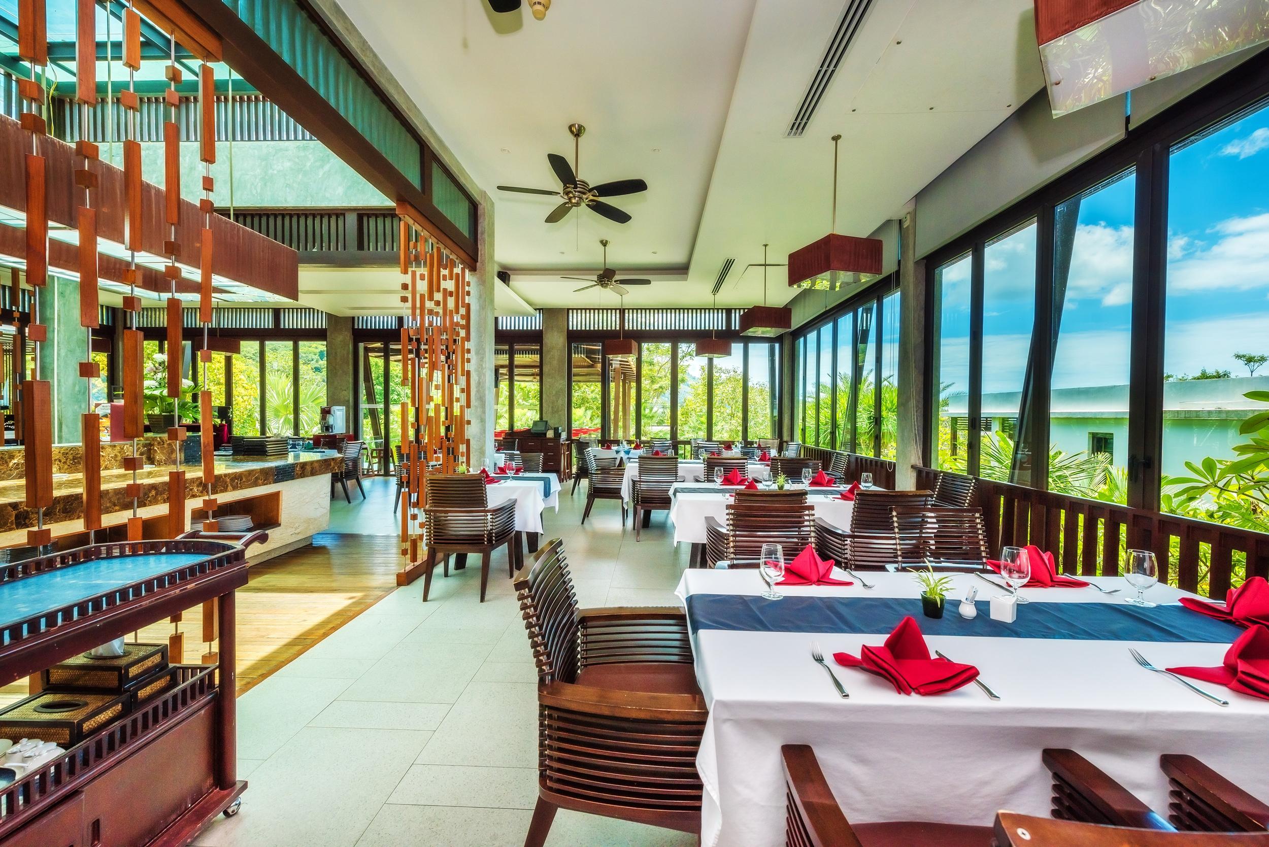 Wyndham Sea Pearl Resort, Phuket Patong Exterior foto The restaurant at the resort