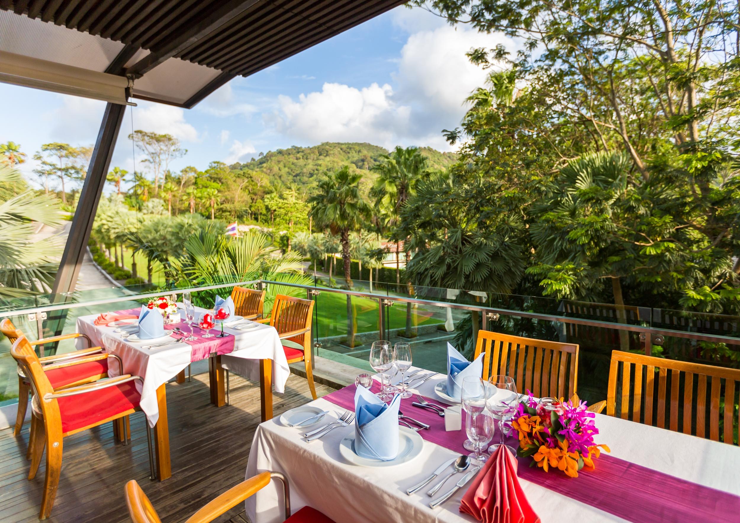 Wyndham Sea Pearl Resort, Phuket Patong Exterior foto The restaurant at the resort
