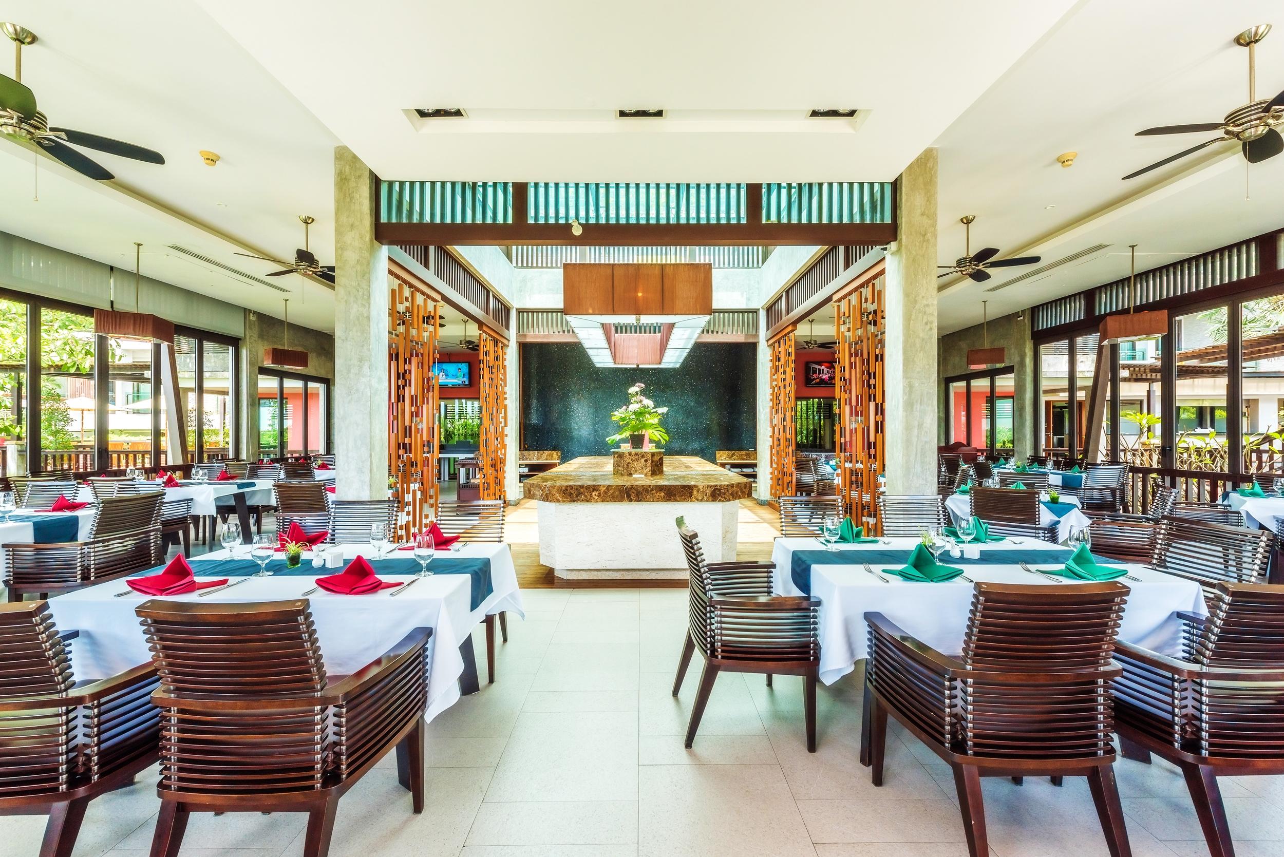 Wyndham Sea Pearl Resort, Phuket Patong Exterior foto The restaurant at the hotel