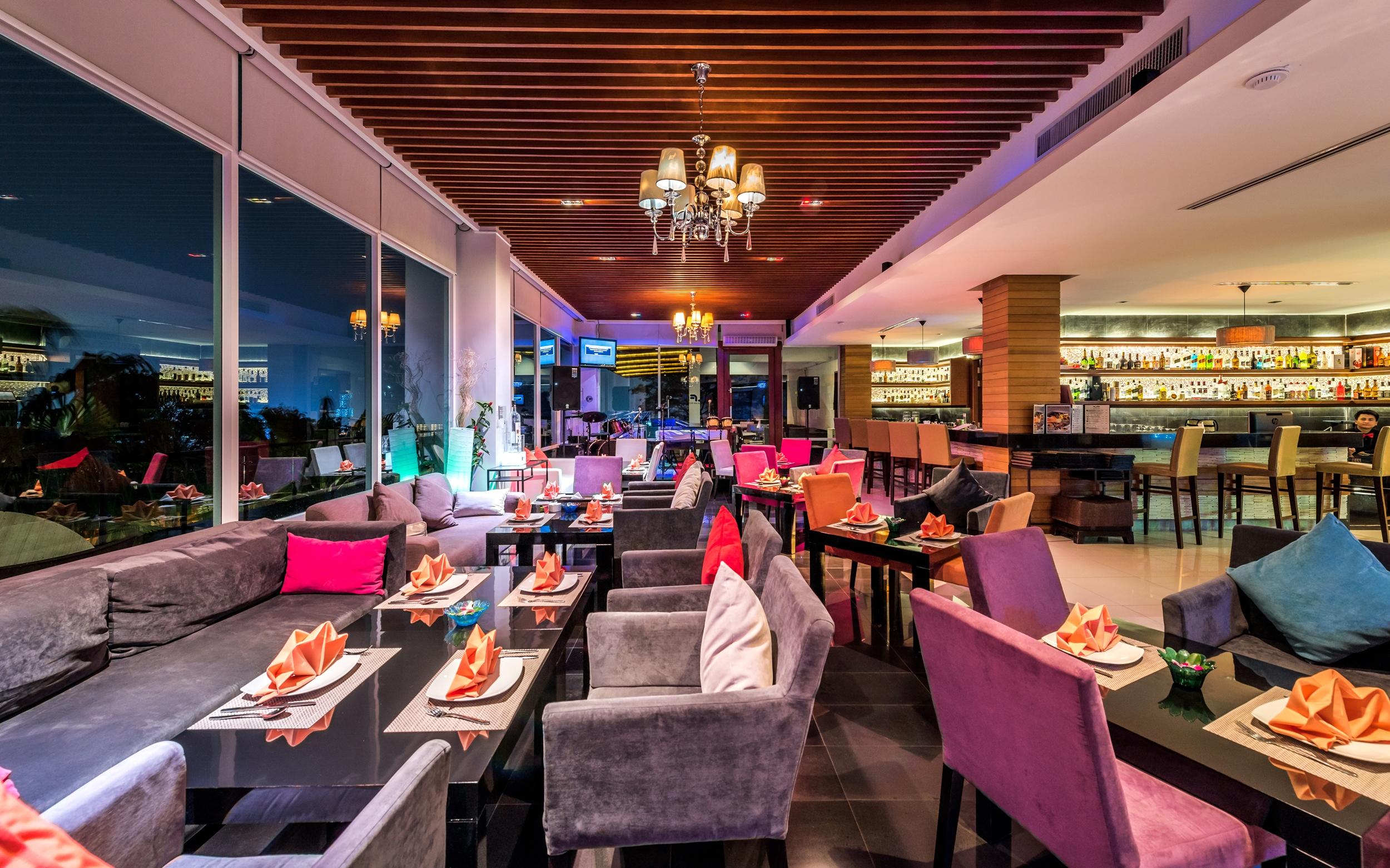 Wyndham Sea Pearl Resort, Phuket Patong Exterior foto The 360° Bar