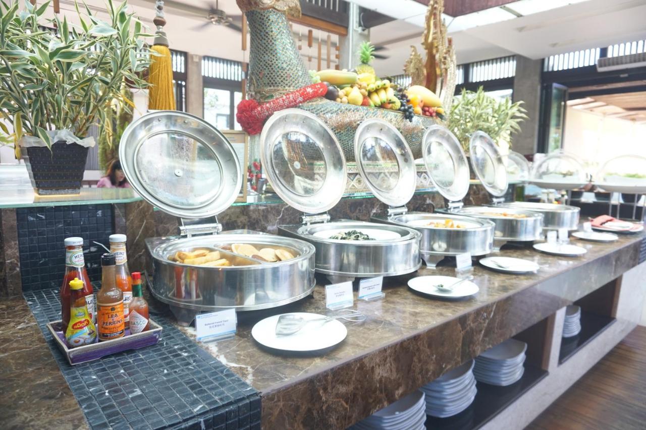 Wyndham Sea Pearl Resort, Phuket Patong Exterior foto A buffet at a hotel