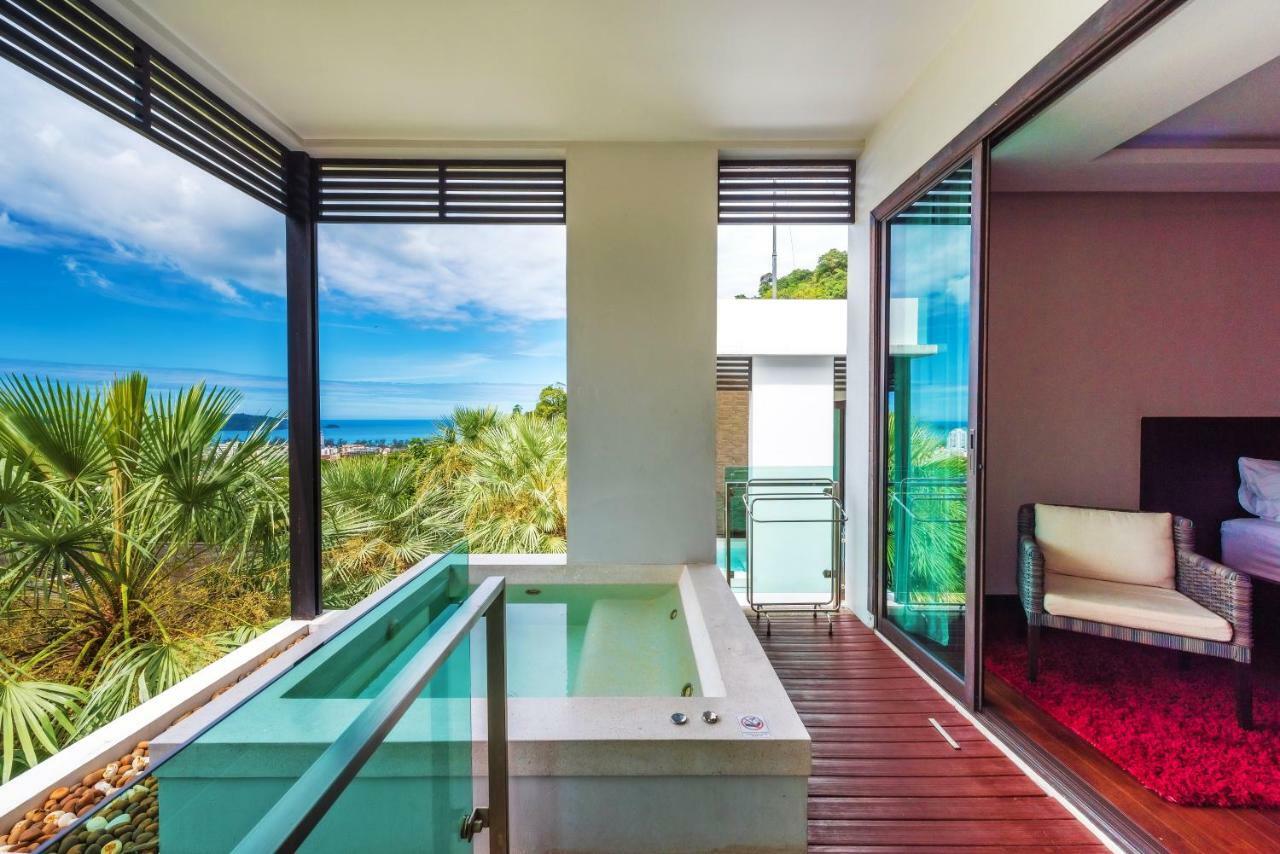 Wyndham Sea Pearl Resort, Phuket Patong Exterior foto A private pool at the hotel
