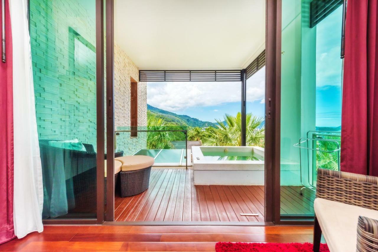 Wyndham Sea Pearl Resort, Phuket Patong Exterior foto A view of the pool from a guest room